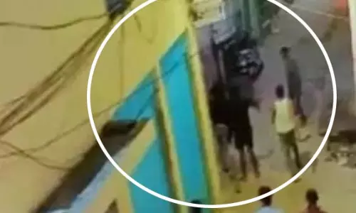 भिड़े दो पक्ष, पथराव के बाद अफरातफरी, पुलिस फोर्स पहुंची भिड़े दो पक्ष, पथराव के बाद अफरातफरी, पुलिस फोर्स पहुंची