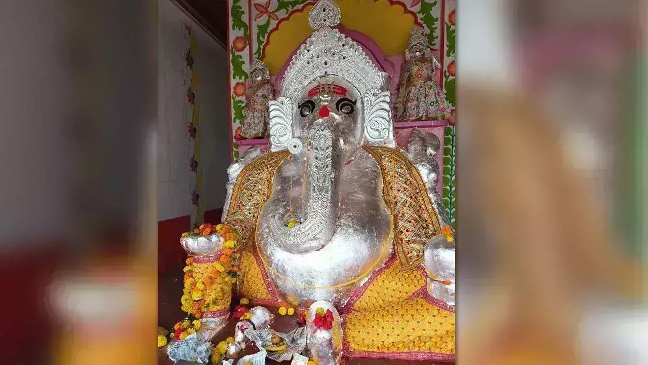 Ganesh Temple: राजस्थान का मंदिर, जिसमें गोबर से बनी है भगवान सिद्धिविनायक की मूर्ति Ganesh Temple: राजस्थान का मंदिर, जिसमें गोबर से बनी है भगवान सिद्धिविनायक की मूर्ति