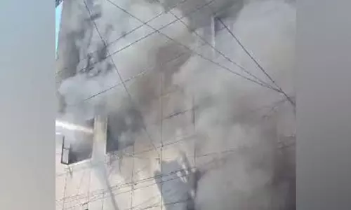 Delhi के बवाना औद्योगिक क्षेत्र में फैक्ट्री में लगी आग, कोई हताहत नहीं Delhi के बवाना औद्योगिक क्षेत्र में फैक्ट्री में लगी आग, कोई हताहत नहीं