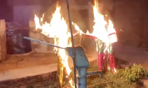 गजब ढंग: महिला ने पति का पुतला बनाया फिर फूंक डाला, देखें VIDEO गजब ढंग: महिला ने पति का पुतला बनाया फिर फूंक डाला, देखें VIDEO
