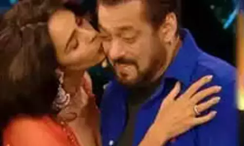 Mallika Sharawat ने बिग बॉस 18 के मंच पर सलमान खान को किस कि