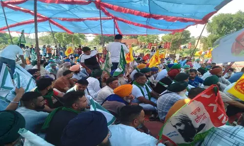 Punjab: धान खरीद में देरी के विरोध में किसानों ने सड़कें जाम कीं, रेल पटरियों पर धरना