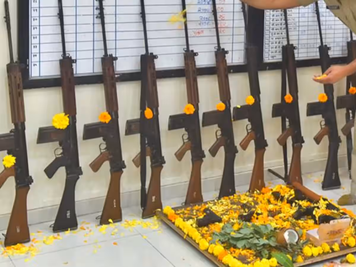 Datia: विजयादसमी पर पुलिस लाईन में शस्त्र पूजन Datia: विजयादसमी पर पुलिस लाईन में शस्त्र पूजन