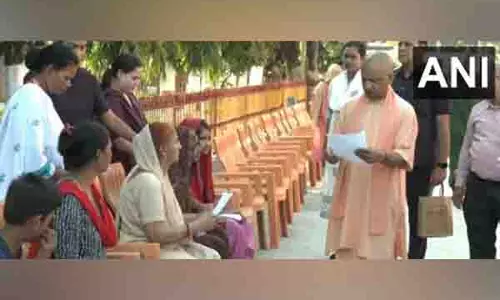 CM Yogi Adityanath ने गोरखनाथ मंदिर में जनता दरबार लगाया CM Yogi Adityanath ने गोरखनाथ मंदिर में जनता दरबार लगाया