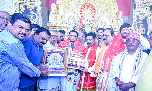 CM Majhi ने कटक में पूजा पंडालों का दौरा किया, मां दुर्गा की पूजा की CM Majhi ने कटक में पूजा पंडालों का दौरा किया, मां दुर्गा की पूजा की