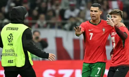 सेल्फी के लिए बीच मैदान में घुसा फैन, Ronaldo ने सुरक्षाकर्मियों को रोका