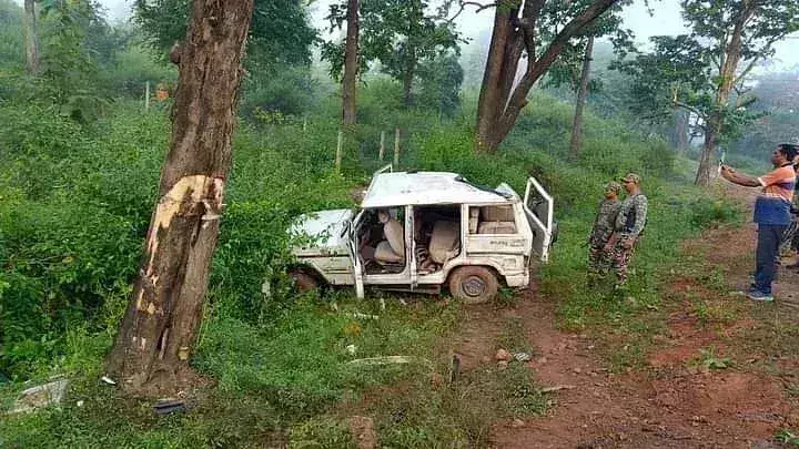 Balaghat: सर्चिंग के CRPF जवानों की गाड़ी पलटी, एक की मौत चार घायल
