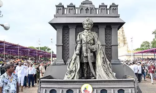 Mysuru दशहरा जंबू सवारी देखने के लिए लोग बारिश का सामना कर रहे