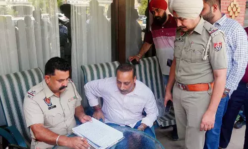 Ludhiana: कांग्रेस नेता की गाड़ी पर गोली लगी Ludhiana: कांग्रेस नेता की गाड़ी पर गोली लगी