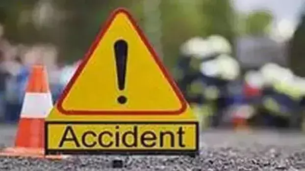 Kozhikode में महिला और बेटी को कार ने टक्कर मारी, कार से गांजा बरामद Kozhikode में महिला और बेटी को कार ने टक्कर मारी, कार से गांजा बरामद