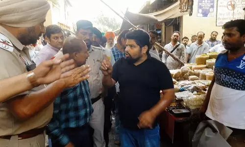 Amritsar MC ने अवैध अतिक्रमण के खिलाफ कड़ी कार्रवाई की Amritsar MC ने अवैध अतिक्रमण के खिलाफ कड़ी कार्रवाई की