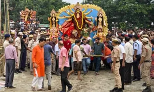 Assam: बांग्लादेश के जकीगंज में दुर्गा प्रतिमा विसर्जन ने सीमा पार का ध्यान खींचा Assam: बांग्लादेश के जकीगंज में दुर्गा प्रतिमा विसर्जन ने सीमा पार का ध्यान खींचा
