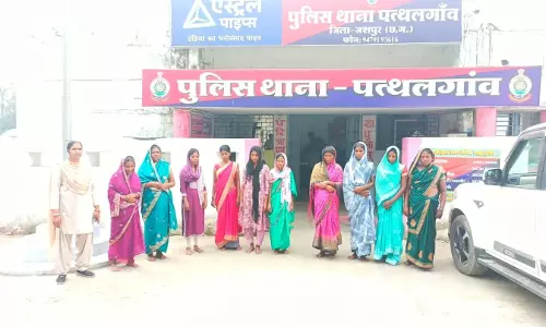 मंगलसूत्र चुराने वाली महिलाएं गिरफ्तार, गोद में बच्चे पकड़कर चैन स्नेचिंग मंगलसूत्र चुराने वाली महिलाएं गिरफ्तार, गोद में बच्चे पकड़कर चैन स्नेचिंग
