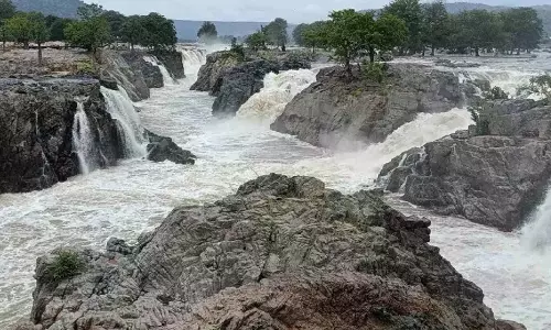 भारी बारिश के कारण Hogenakkal में जलस्तर 18,000 क्यूसेक तक पहुंचा