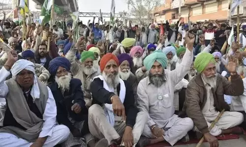 Punjab: धान खरीद में देरी के विरोध में किसानों ने सड़कें जाम कीं, रेल पटरियों पर धरना