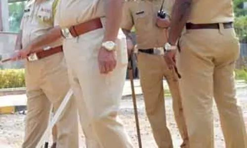 Mumbai: मुख्यमंत्री और दो उपमुख्यमंत्रियों के आवासों की सुरक्षा बढ़ाई गई Mumbai: मुख्यमंत्री और दो उपमुख्यमंत्रियों के आवासों की सुरक्षा बढ़ाई गई