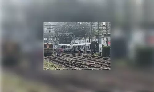 लोकल ट्रेन के डिब्बे पटरी से उतरे, रेलवे अधिकारियों ने क्या बताया? VIDEO