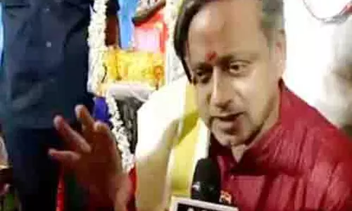 Kerala: शशि थरूर ने बच्चों को विद्यारम्भम पर अपना पहला अक्षर लिखने की पहल की