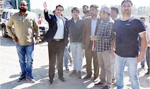 DC Kulgam ने प्रमुख विकास परियोजनाओं का निरीक्षण किया DC Kulgam ने प्रमुख विकास परियोजनाओं का निरीक्षण किया