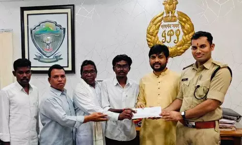 Adilabad SP ने आदिवासी छात्र को MBBS की पढ़ाई के लिए वित्तीय सहायता प्रदान की