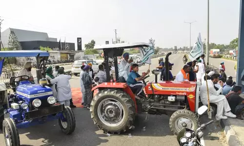 Punjab: किसानों ने धान खरीद में देरी का आरोप लगाते हुए सड़कें और रेल पटरियां जाम कीं