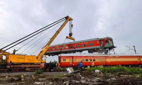 Train collision: तकनीकी टीम को तोड़फोड़ का संदेह Train collision: तकनीकी टीम को तोड़फोड़ का संदेह