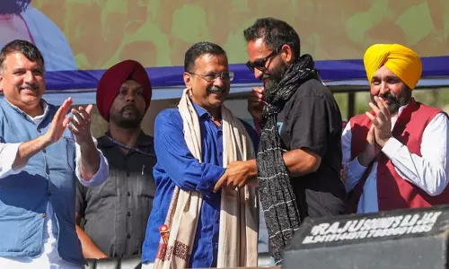 J-K जैसे ‘आधे राज्य’ को चलाने में उमर के साथ अनुभव साझा करने को तैयार केजरीवाल J-K जैसे ‘आधे राज्य’ को चलाने में उमर के साथ अनुभव साझा करने को तैयार केजरीवाल