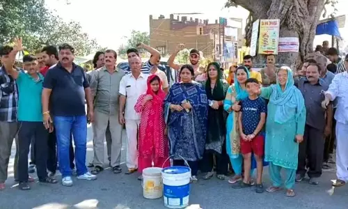 Jammu: जखनी, भारत नगर में नियमित जलापूर्ति के लिए स्थानीय लोगों का प्रदर्शन Jammu: जखनी, भारत नगर में नियमित जलापूर्ति के लिए स्थानीय लोगों का प्रदर्शन