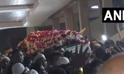 BIG BREAKING: बाबा सिद्दीकी के शव को बड़ा कब्रिस्तान लाया गया, देखें VIDEO...