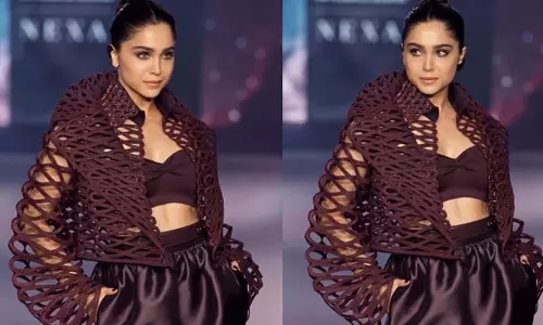 Lakme Fashion Week में किमोनो बॉम्बर पहनावे में शर्वरी वाघ का शानदार रनवे डेब्यू Lakme Fashion Week में किमोनो बॉम्बर पहनावे में शर्वरी वाघ का शानदार रनवे डेब्यू