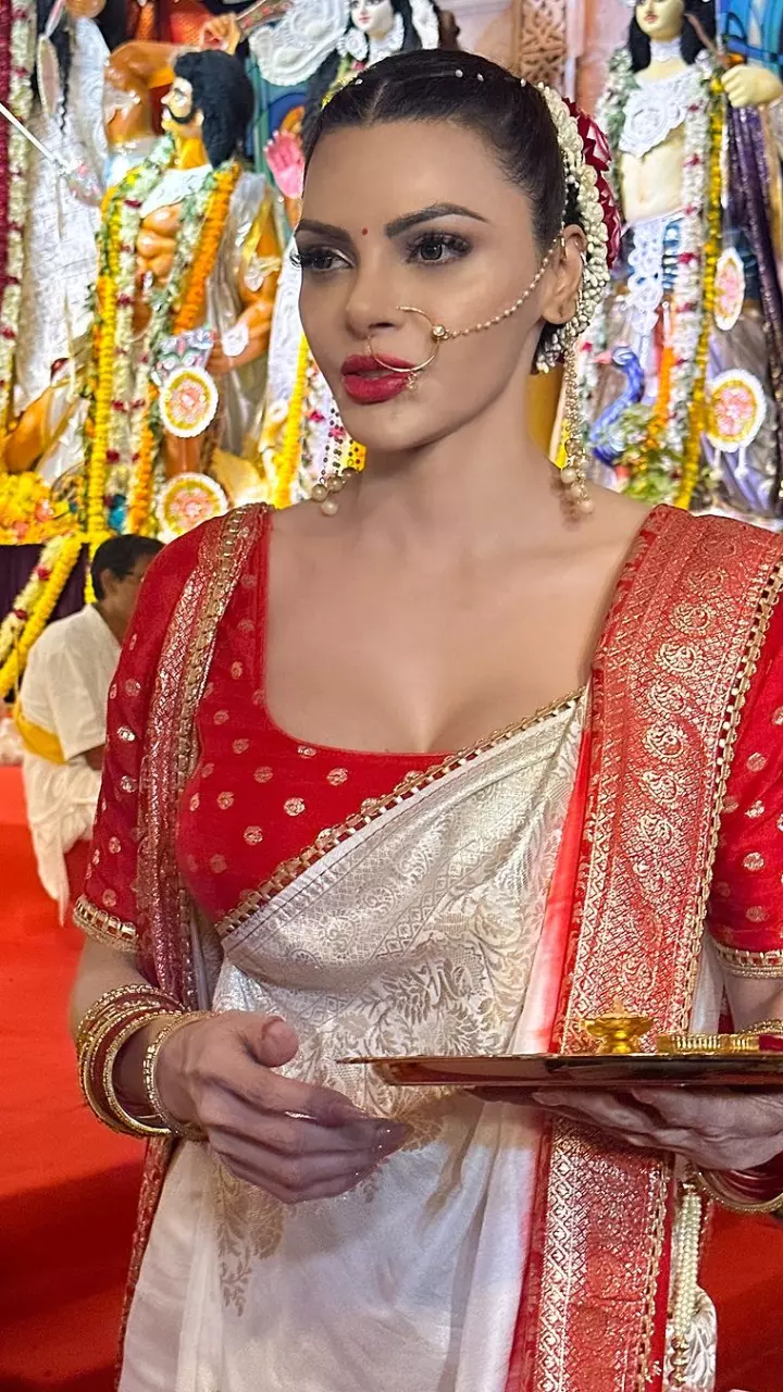 शर्लिन चोपड़ा का दिखा बंगाली लुक