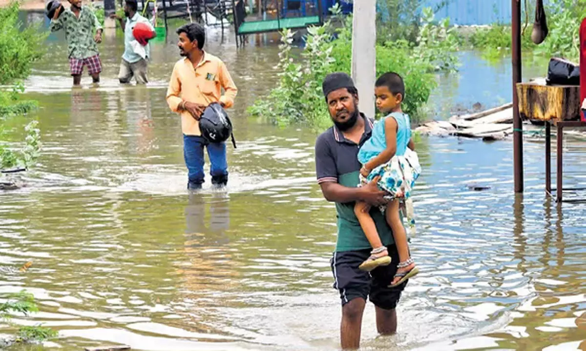 Tamil: भारी बारिश से मदुरै में पानी भर गया