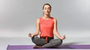 Sukhasana: सुखासन करने से मिलते हैं ये अद्भुत फायदे