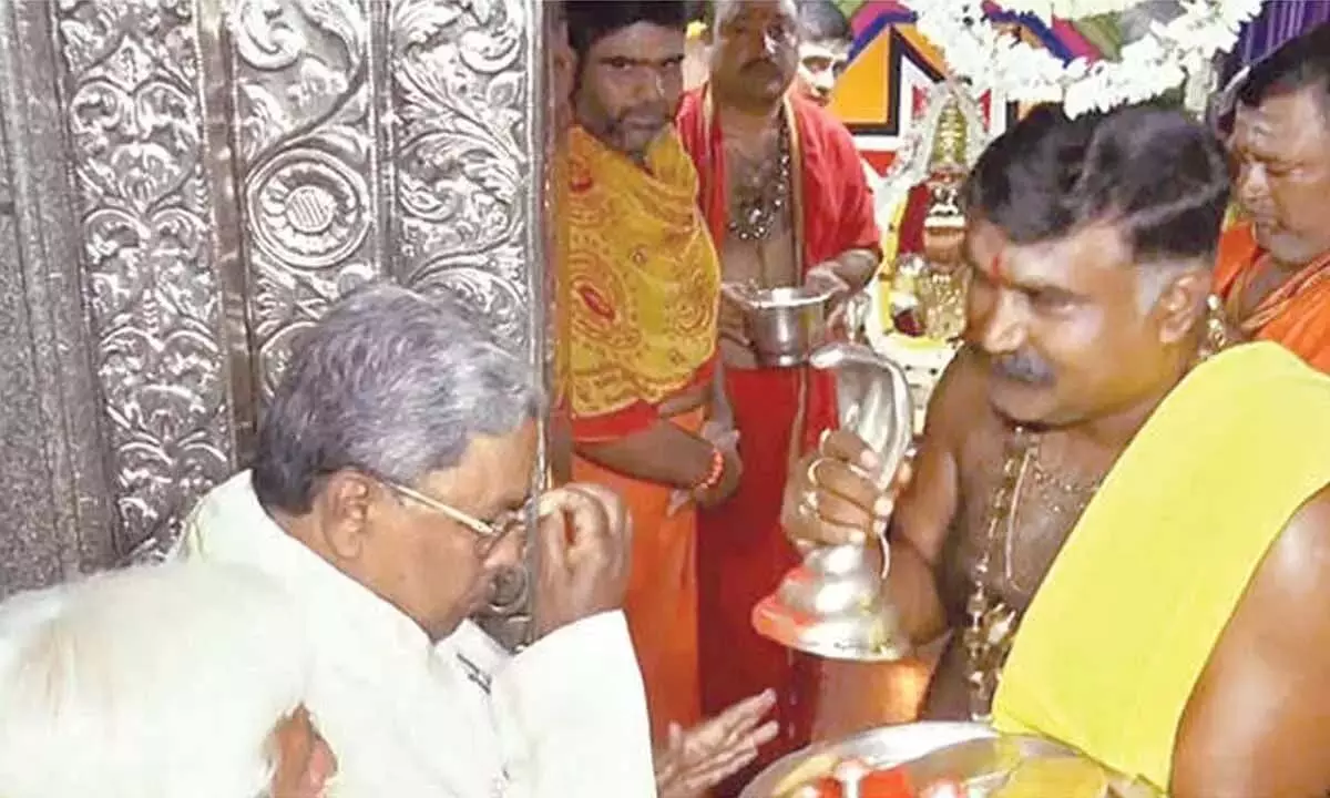 Karnataka: सीएम सिद्दा ने सवदत्ती रेणुका देवी मंदिर में विशेष पूजा की