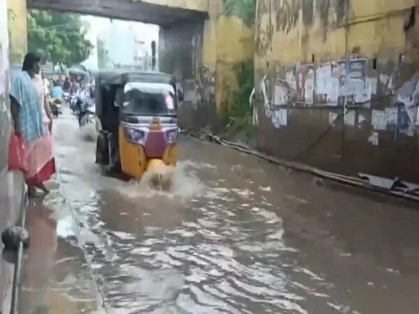 Tamil: भारी बारिश के बाद तिरुवल्लूर में जलभराव, अधिकारियों ने बाढ़ के प्रभाव का आकलन किया