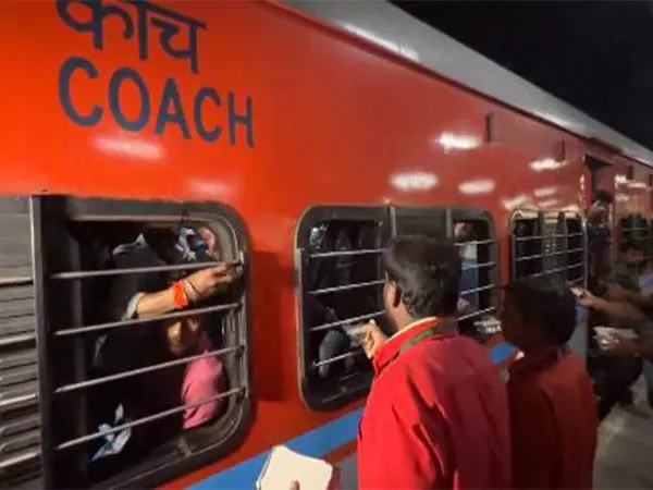 Bagmati Express की टक्कर से प्रभावित यात्रियों को लेकर विशेष ट्रेन दरभंगा पहुंची