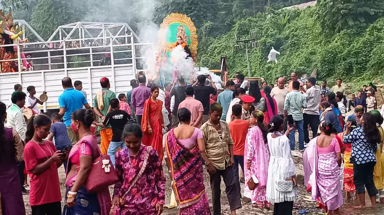 Assam : देवी दुर्गा की मूर्ति के हर्षोल्लास के साथ विसर्जन के साथ शारदीय उत्सव का समापन हुआ