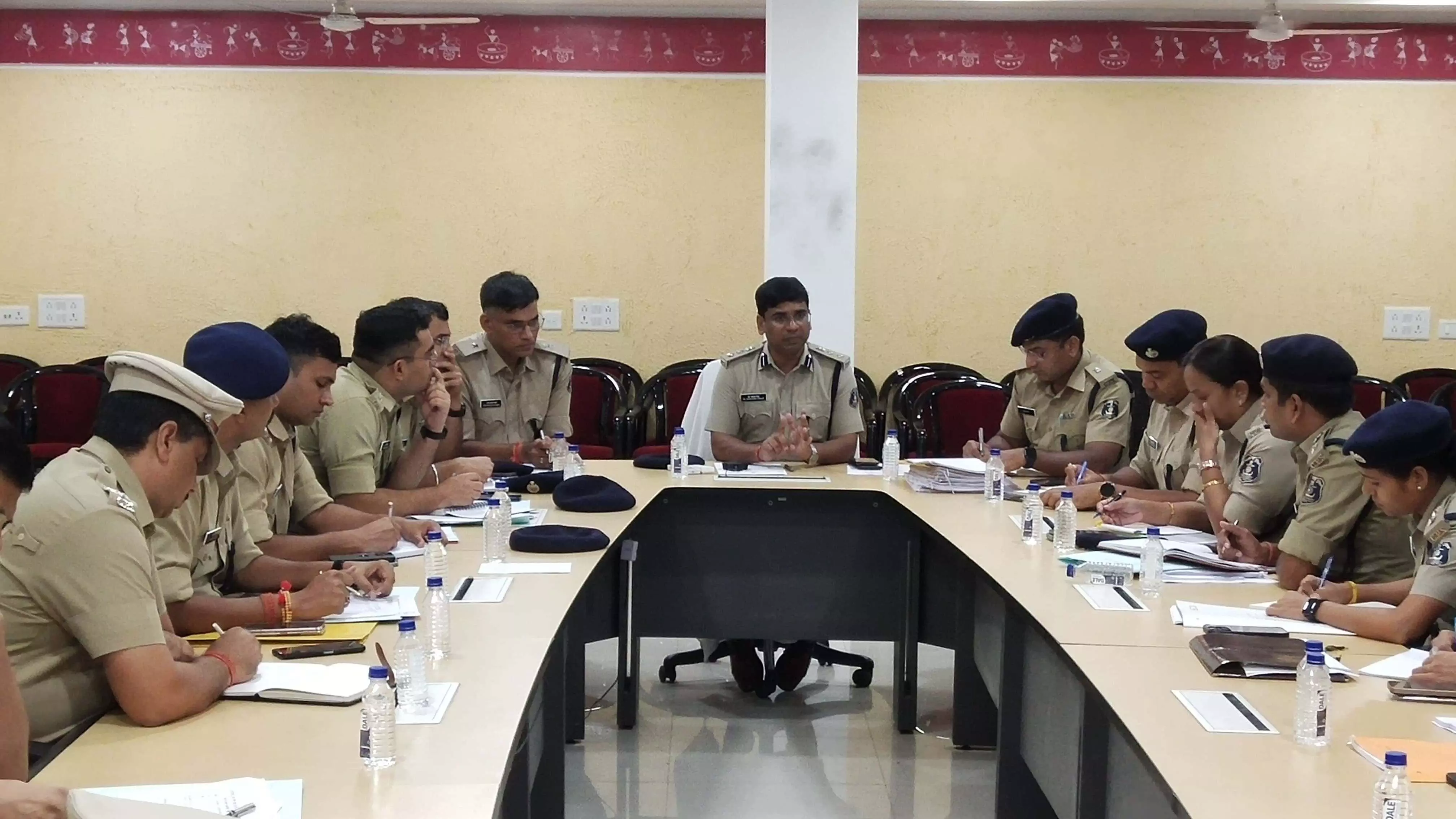 SSP संतोष कुमार सिंह ने थाना प्रभारियों को दी चेतावनी