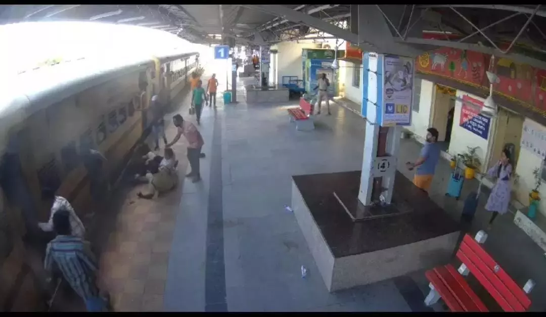 सतर्क RPF कर्मियों ने लिंगमपल्ली रेलवे स्टेशन तेलंगाना में महिला की जान बचाई