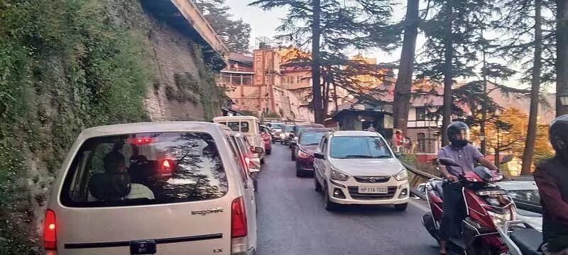 Shimla में पर्यटकों की आमद के कारण बार-बार जाम लग रहा