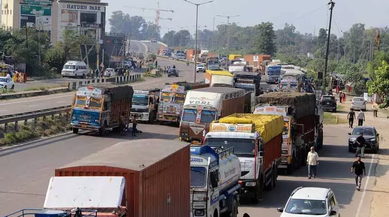 Jalandhar: किसानों ने राष्ट्रीय राजमार्ग जाम किया, यात्रियों को परेशानी