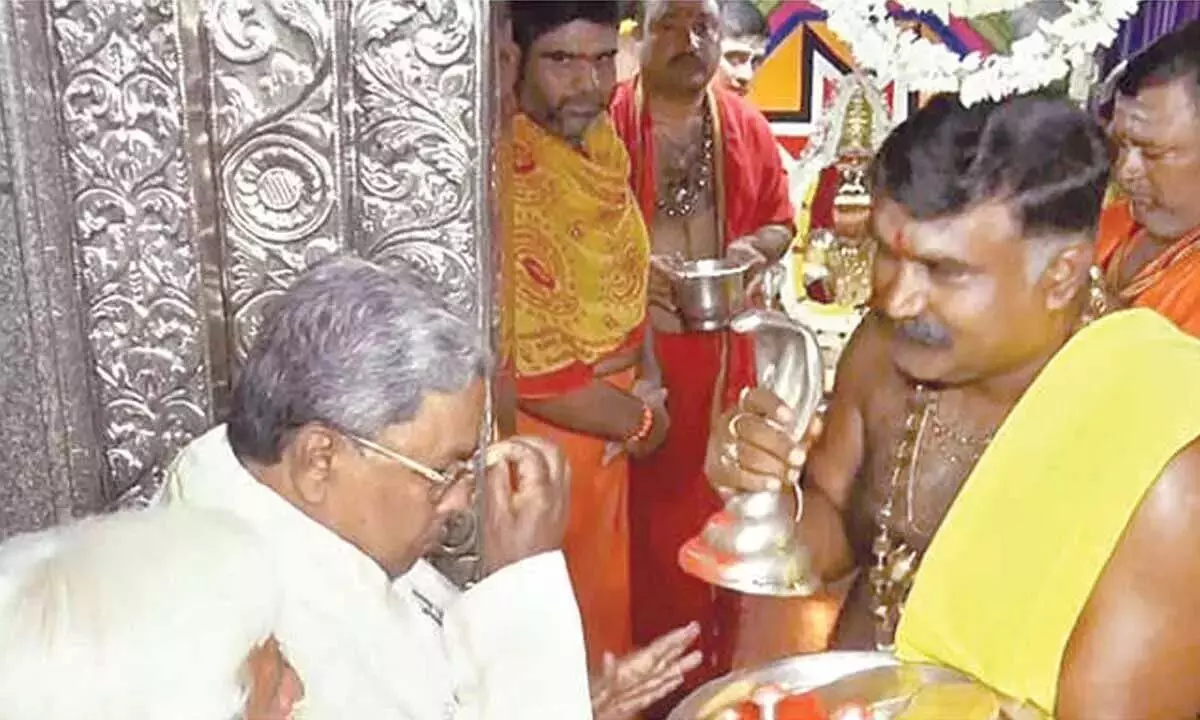 CM Sidda ने सवदत्ती रेणुका देवी मंदिर में विशेष पूजा की