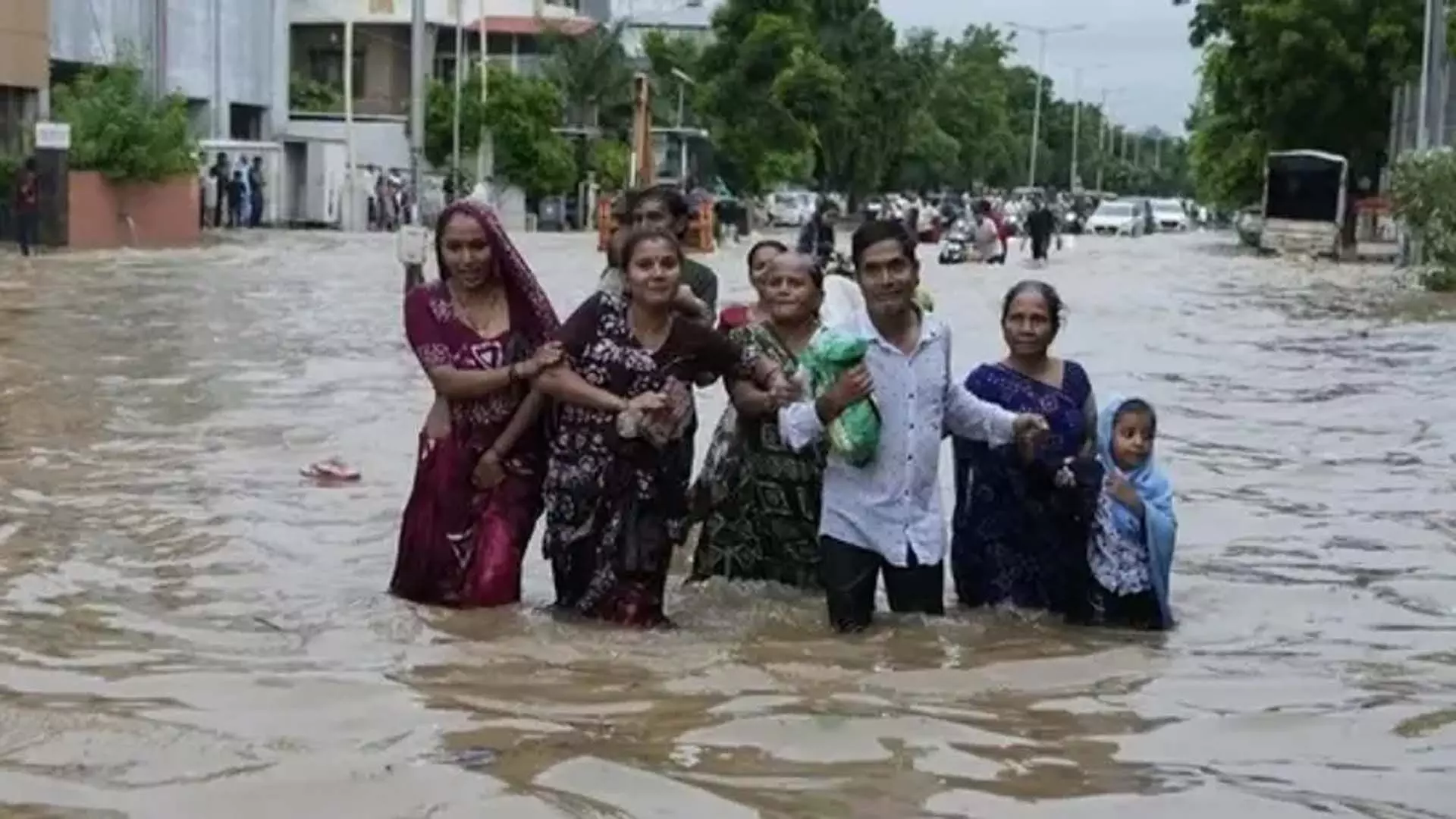 Chennai में बारिश का अलर्ट: मंगलवार को स्कूल और कॉलेज बंद रहेंगे