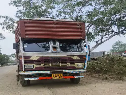 बाइक से गिरी महिला आई ट्रक की चपेट में, मौत