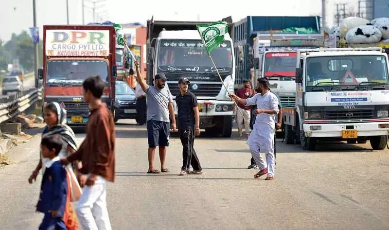 Ludhiana: रेल पटरियों को अवरुद्ध करने से यात्रियों को परेशानी का सामना करना पड़ा