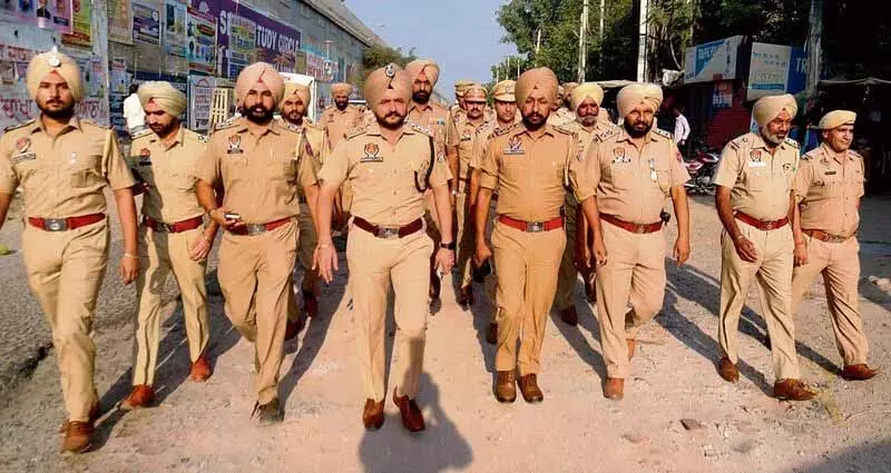 Ludhiana: ग्रामीण पुलिस ने मुल्लांपुर दाखा में फ्लैग मार्च निकाला