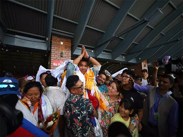 रिकॉर्ड बनाने वाले पर्वतारोही नीमा रिंजी और दावा यांगजुम का Nepal में जोरदार स्वागत किया गया