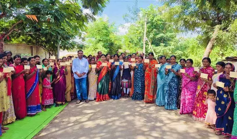 मुखरा (के) के ग्रामीणों ने राहुल गांधी और Revanth Reddy को पोस्टकार्ड भेजे