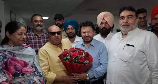 प्रशासन ने स्थानीय निकाय मंत्री r Dr. Ravjot Singh को गार्ड ऑफ ऑनर दिया