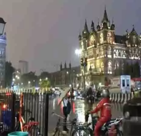 Mumbai शहर के कई हिस्सों में बारिश